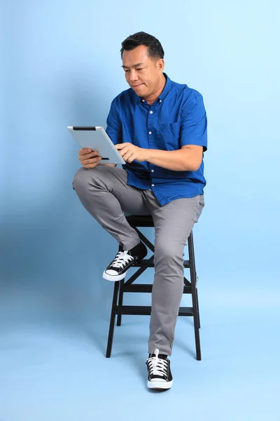 Uomo Asiatico Mezza Età Con Camicia Blu Seduto Sulla Sedia — Foto Stock