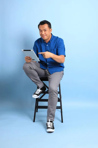Азиатский Мужчина Средних Лет Голубой Рубашке Сидит Стуле — стоковое фото