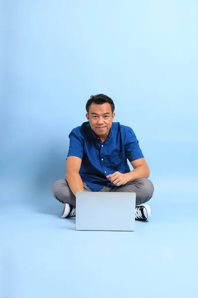 Uomo Asiatico Mezza Età Con Camicia Blu Seduto Sul Pavimento — Foto Stock