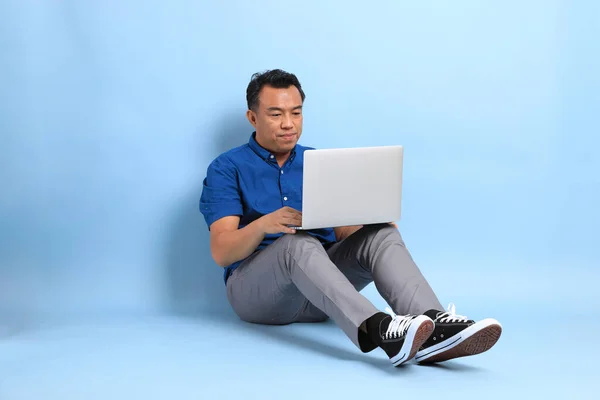 Uomo Asiatico Mezza Età Con Camicia Blu Seduto Sul Pavimento — Foto Stock