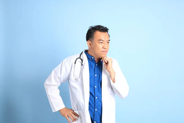 Medico Asiatico Anziano Piedi Sullo Sfondo Blu — Foto Stock