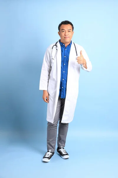 Medico Asiatico Anziano Piedi Sullo Sfondo Blu — Foto Stock