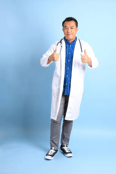 Senior Asian Physician Standing Blue Background — 스톡 사진