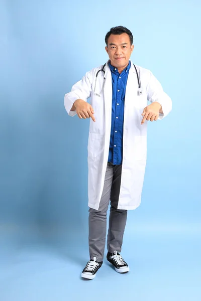 Mavi Arka Planda Duran Kıdemli Asyalı Doktor — Stok fotoğraf