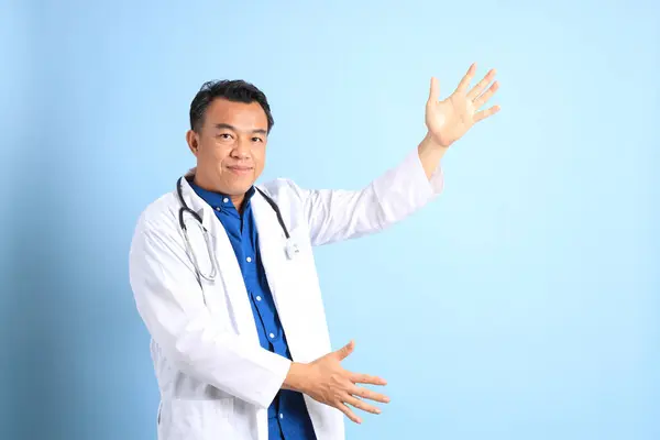 Medico Asiatico Anziano Piedi Sullo Sfondo Blu — Foto Stock