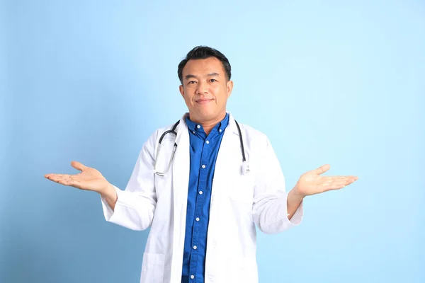 Medico Asiatico Anziano Piedi Sullo Sfondo Blu — Foto Stock