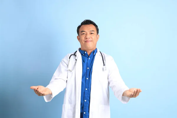 Senior Asian Physician Standing Blue Background — ストック写真