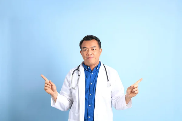 Senior Asian Physician Standing Blue Background — ストック写真