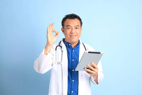 Senior Asian Physician Standing Blue Background — 스톡 사진