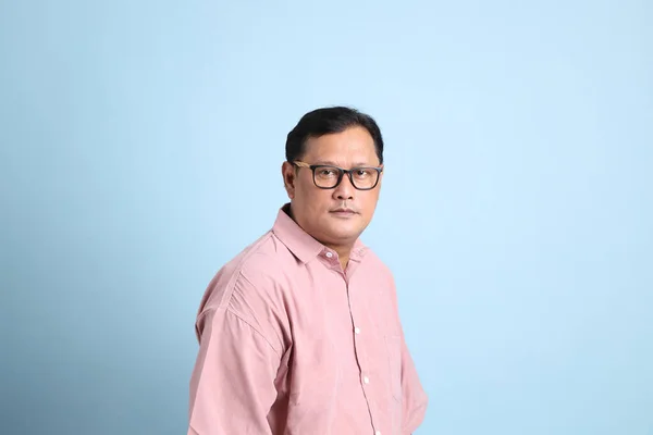 Adult Asian Man Pink Shirt Standing Blue Background — Stok fotoğraf