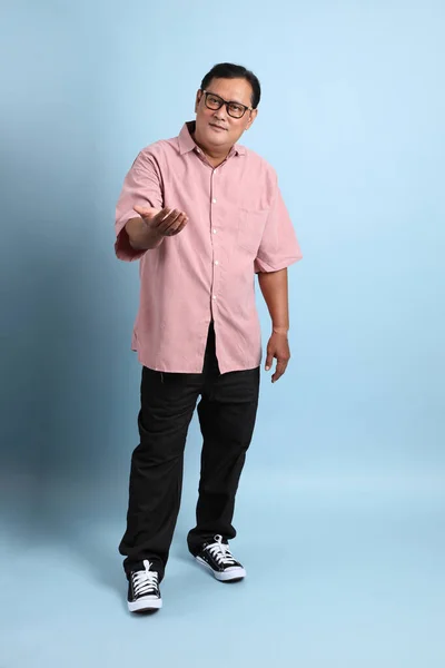 Adult Asian Man Pink Shirt Standing Blue Background — Zdjęcie stockowe