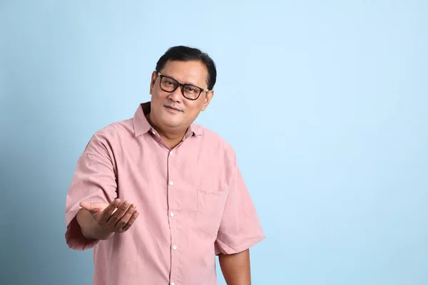 Uomo Asiatico Adulto Con Camicia Rosa Piedi Sullo Sfondo Blu — Foto Stock