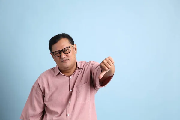 Mavi Arka Planda Duran Pembe Gömlekli Yetişkin Asyalı Adam — Stok fotoğraf