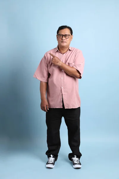 Adult Asian Man Pink Shirt Standing Blue Background — Stockfoto