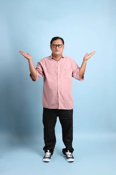 Adult Asian Man Pink Shirt Standing Blue Background — Stock fotografie