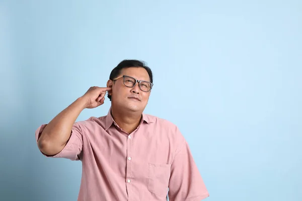 Uomo Asiatico Adulto Con Camicia Rosa Piedi Sullo Sfondo Blu — Foto Stock