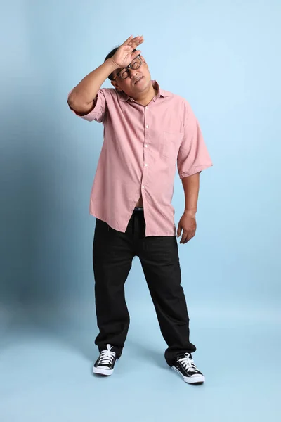 Adult Asian Man Pink Shirt Standing Blue Background — Foto Stock
