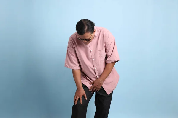 Dospělý Asijský Muž Růžovou Košili Stojící Modrém Pozadí — Stock fotografie
