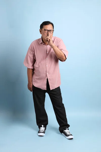 Adult Asian Man Pink Shirt Standing Blue Background — Zdjęcie stockowe
