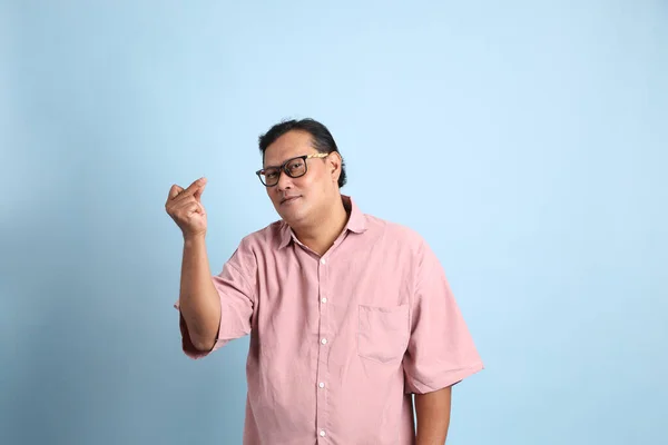 Homem Asiático Adulto Com Camisa Rosa Sobre Fundo Azul — Fotografia de Stock