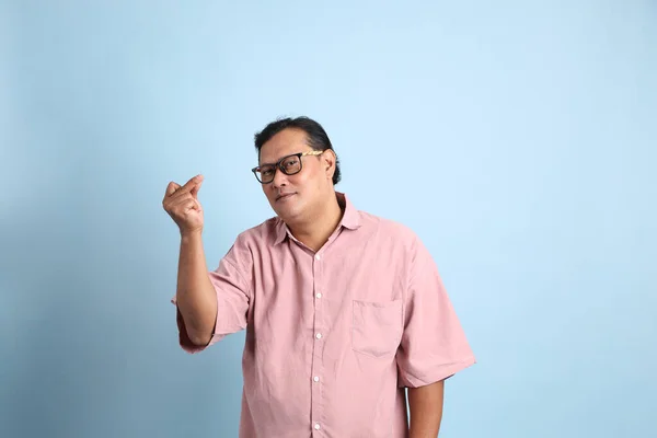 Uomo Asiatico Adulto Con Camicia Rosa Piedi Sullo Sfondo Blu — Foto Stock