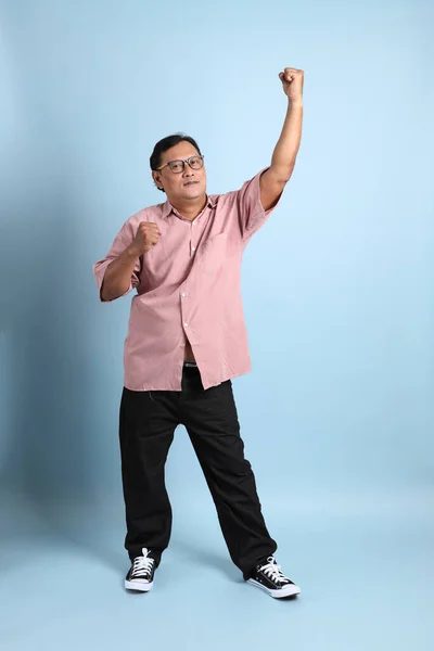 Adult Asian Man Pink Shirt Standing Blue Background — Stok fotoğraf