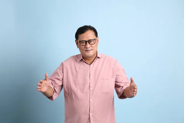 Adult Asian Man Pink Shirt Standing Blue Background — Stockfoto