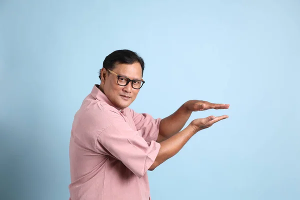 Adult Asian Man Pink Shirt Standing Blue Background — Foto de Stock