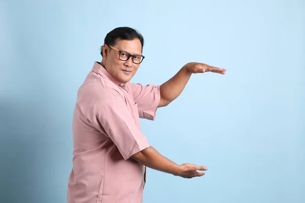 Adult Asian Man Pink Shirt Standing Blue Background — Stockfoto