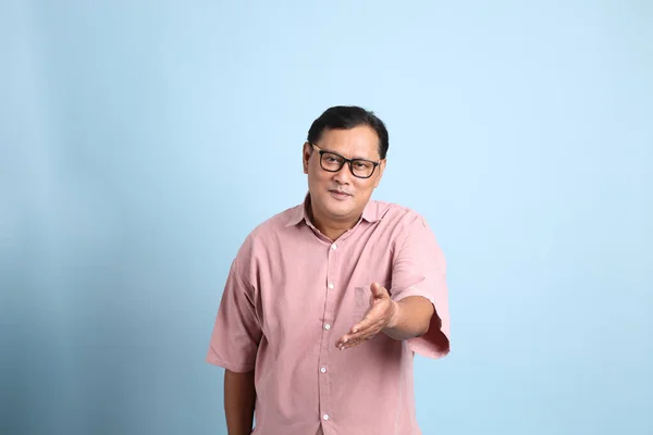 Homem Asiático Adulto Com Camisa Rosa Sobre Fundo Azul — Fotografia de Stock