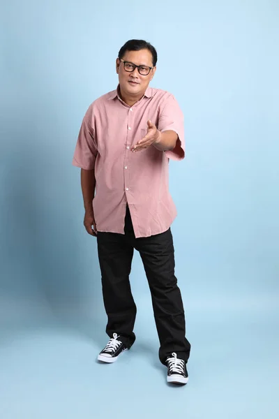 Adult Asian Man Pink Shirt Standing Blue Background — Fotografia de Stock