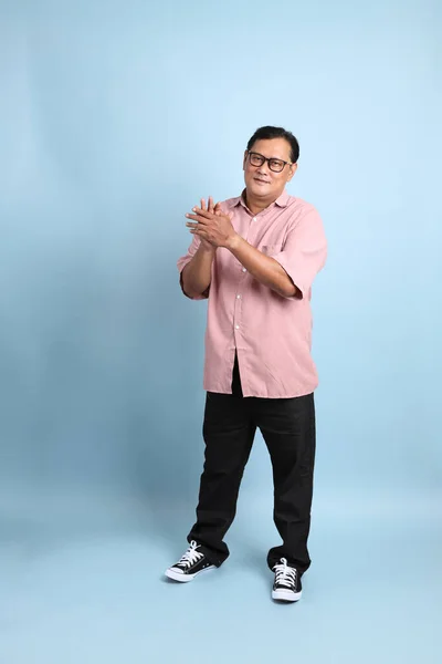 Adult Asian Man Pink Shirt Standing Blue Background — ストック写真