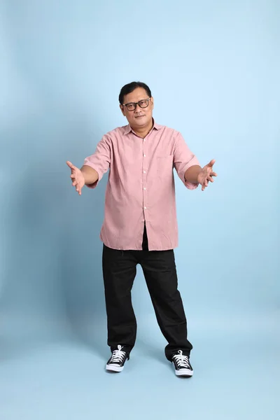 Adult Asian Man Pink Shirt Standing Blue Background — 스톡 사진