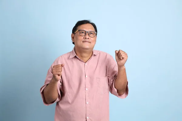 Homem Asiático Adulto Com Camisa Rosa Sobre Fundo Azul — Fotografia de Stock