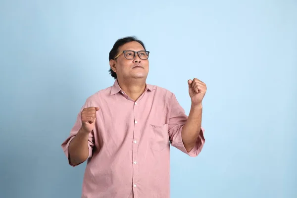 Mavi Arka Planda Duran Pembe Gömlekli Yetişkin Asyalı Adam — Stok fotoğraf