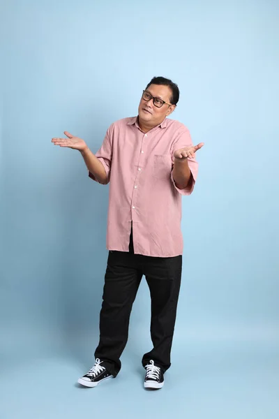 Adult Asian Man Pink Shirt Standing Blue Background — Stok fotoğraf