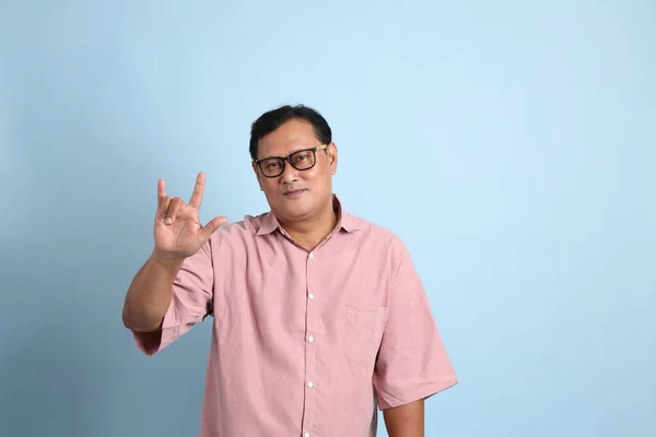 Homem Asiático Adulto Com Camisa Rosa Sobre Fundo Azul — Fotografia de Stock