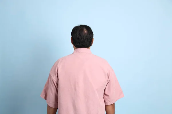 Der Erwachsene Asiatische Mann Mit Rosa Hemd Steht Auf Blauem — Stockfoto