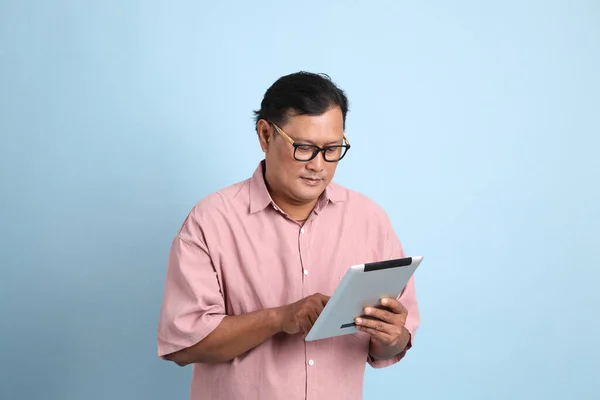 Volwassen Aziatische Man Met Roze Shirt Blauwe Achtergrond — Stockfoto
