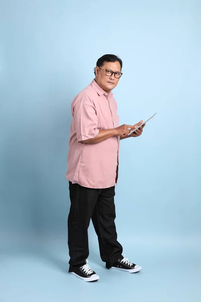 Adult Asian Man Pink Shirt Standing Blue Background — Foto Stock