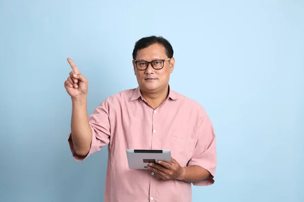 Adult Asian Man Pink Shirt Standing Blue Background — Foto Stock