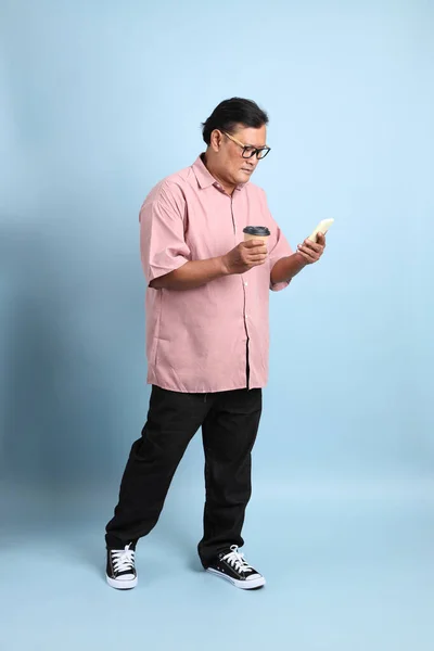 Adult Asian Man Pink Shirt Standing Blue Background — ストック写真