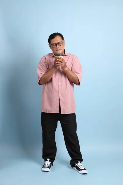 Adult Asian Man Pink Shirt Standing Blue Background — Fotografia de Stock
