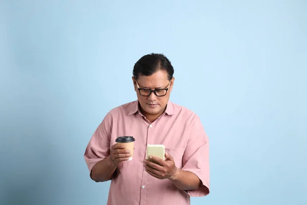 Volwassen Aziatische Man Met Roze Shirt Blauwe Achtergrond — Stockfoto