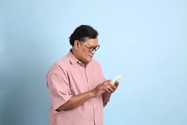 Adult Asian Man Pink Shirt Standing Blue Background — ストック写真