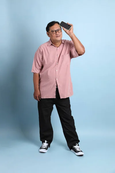 Adult Asian Man Pink Shirt Standing Blue Background — Fotografia de Stock