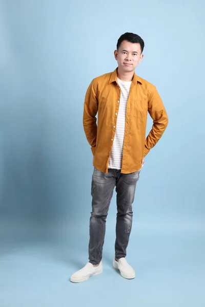 Asiatique Lgbtq Homme Avec Chemise Jaune Debout Sur Fond Bleu — Photo