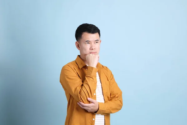 Mavi Arka Planda Duran Sarı Gömlekli Asyalı Lgbtq Adamı — Stok fotoğraf