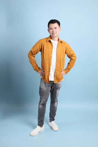 Der Asiatische Lgbtq Mann Mit Gelbem Hemd Steht Auf Blauem — Stockfoto