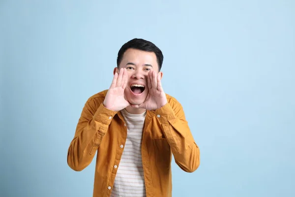 Asian Lgbtq Man Yellow Shirt Standing Blue Background — ストック写真